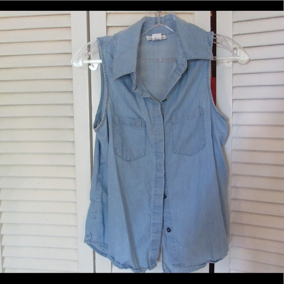 Women’s Sleeveless Button Down - Picture 2 of 3